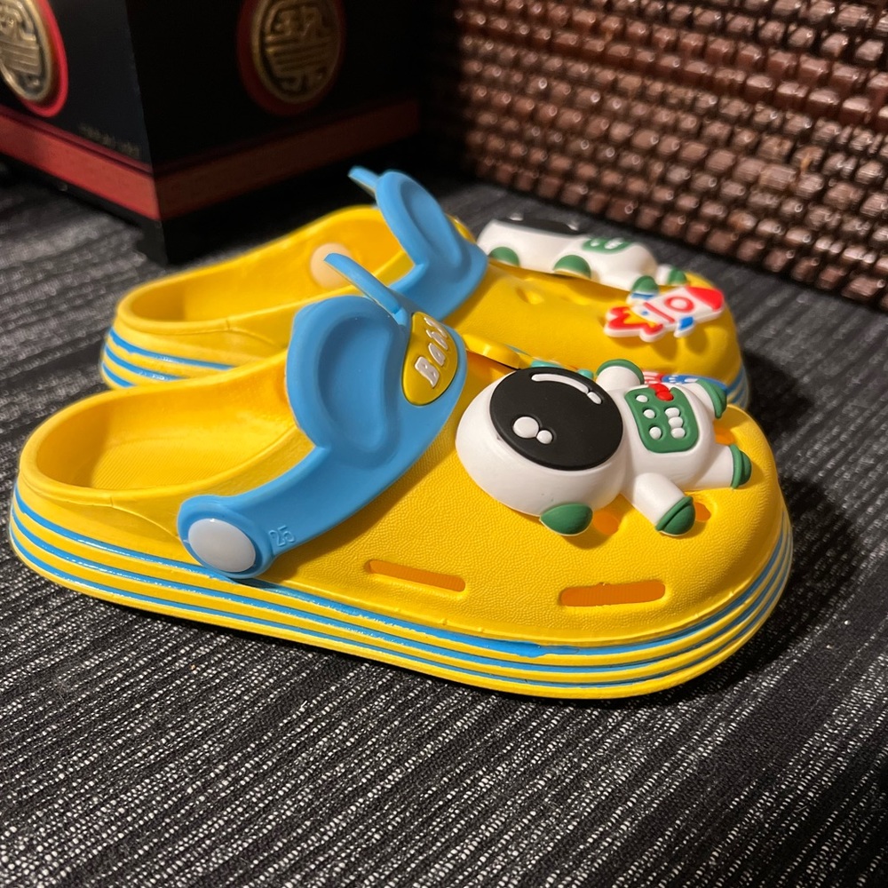 Super cute little boy or girl slides, but not crocs. Jibbitz included! Sz 8-9